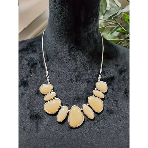 Women's Light peach Oval Pebbles Beaded Necklace. - Picture 7 of 7